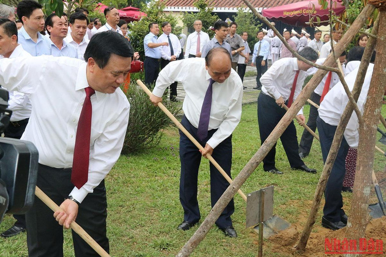 Chủ tịch nước Nguyễn Xuân Phúc và các đồng chí lãnh đạo, nguyên lãnh đạo Đảng, Nhà nước trồng cây tại Khu lưu niệm Chủ tịch Hội đồng Nhà nước Võ Chí Công.