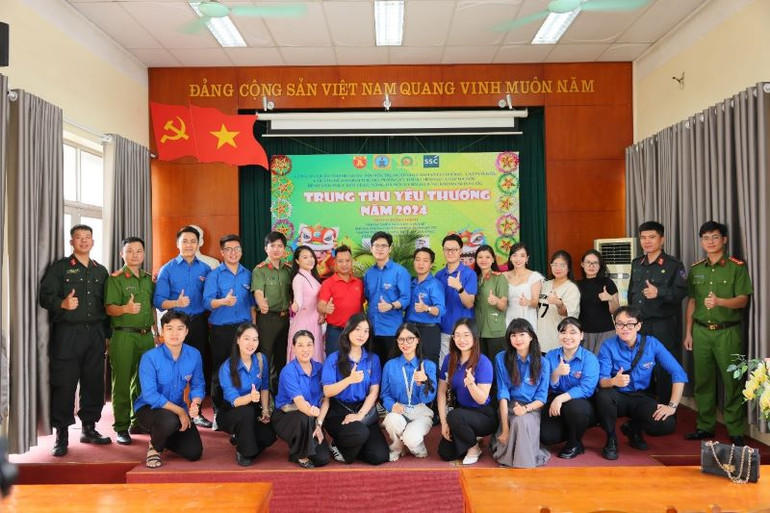 Đoàn Thanh niên Ủy ban Chứng khoán Nhà nước chụp ảnh lưu niệm tập thể cùng các đơn vị đồng hành.