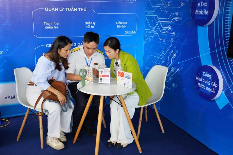 Công chức Thuế giới thiệu và hỗ trợ cài đặt, sử dụng ứng dụng eTax Mobile cho người nộp thuế