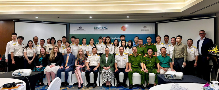 Phó Tổng cục trưởng Vũ Chí Hùng và bà Carol Holmes Tham tán chính trị - Đại sứ quán Úc tại Hà Nội cùng các chuyên gia Cơ quan Thuế Úc và các học viên