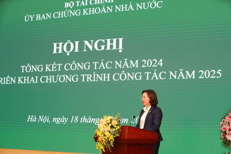 Chủ tịch Ủy ban Chứng khoán Nhà nước Vũ Thị Chân Phương phát biểu tại Hội nghị