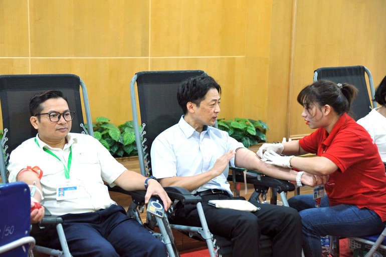Ông Noguchi Daisuke, Chuyên gia tổ chức JICA tại Việt Nam đã trực tiếp đến hiến máu tại cơ quan Tổng cục Thuế