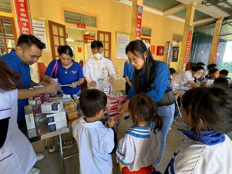 Đoàn Thanh niên Ủy ban Chứng khoán Nhà nước cùng các y, bác sĩ, điều dưỡng viên của Trung tâm Y tế huyện Kỳ Sơn – tỉnh Nghệ An khám chữa bệnh và phát thuốc cho người dân và trẻ em tại Điểm trường.