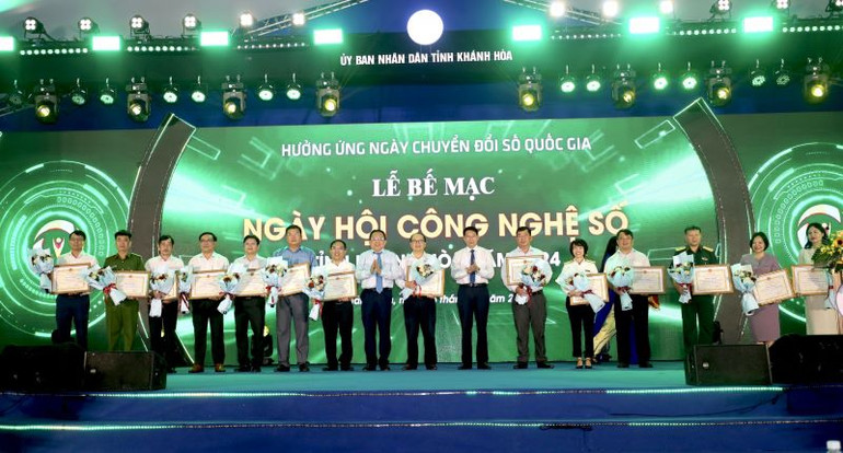Cục Thuế tỉnh và các tập thể được trao tặng bằng khen cho tập thể có thành tích xuất sắc hưởng ứng Ngày hội công nghệ số tỉnh Khánh Hòa năm 2024.