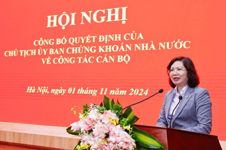 Chủ tịch Ủy ban Chứng khoán Nhà nước Vũ Thị Chân Phương phát biểu tại Hội nghị