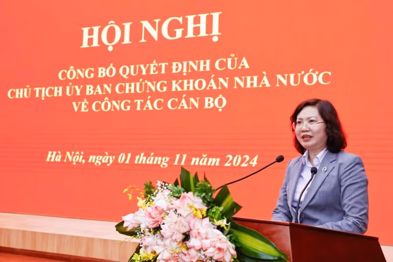 Chủ tịch Ủy ban Chứng khoán Nhà nước Vũ Thị Chân Phương phát biểu tại Hội nghị