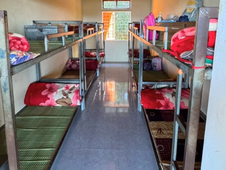 Mỗi phòng ở mới đều được trang bị giường ngủ, tủ quần áo, ánh sáng và vật dụng sinh hoạt cơ bản. Công trình còn bao gồm một khu bếp ăn chung và khu vệ sinh để các em có thể sinh hoạt hằng ngày