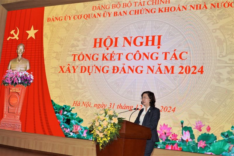 Đồng chí Vũ Thị Chân Phương- Bí thư Đảng ủy cơ quan UBCKNN, Chủ tịch UBCKNN phát biểu tại hội nghị. Đồng chí Vũ Thị Chân Phương- Bí thư Đảng ủy cơ quan UBCKNN, Chủ tịch UBCKNN phát biểu tại hội nghị.