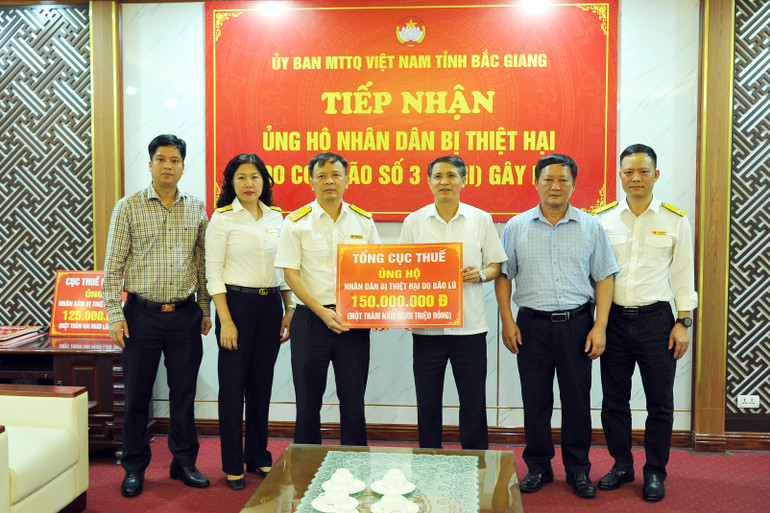 Đồng chí Trần Quang Đạo, Phó Chủ tịch Ủy ban Mặt trận Tổ quốc tỉnh Bắc Giang trân trọng tiếp nhận số tiền 150 triệu đồng do cán bộ, công chức ngành Thuế quyên góp hỗ trợ đồng bào bị thiệt hại do bão số 3 tại tỉnh Bắc Giang