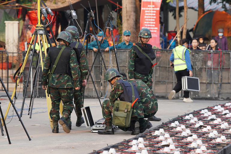 Lực lượng bộ đội kiểm tra an toàn các thiết bị bay. Lực lượng bộ đội kiểm tra an toàn các thiết bị bay.