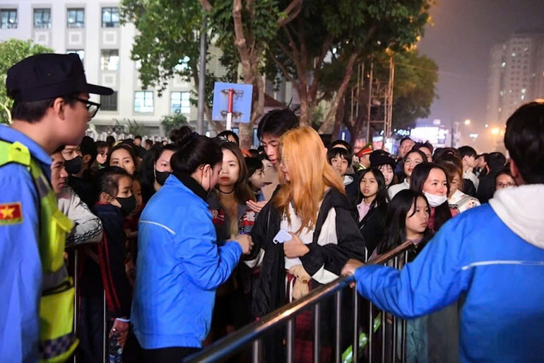 Thanh niên tình nguyện phối hợp các lực lượng chức năng kiểm soát khách vào khu fanzone. Thanh niên tình nguyện phối hợp các lực lượng chức năng kiểm soát khách vào khu fanzone.