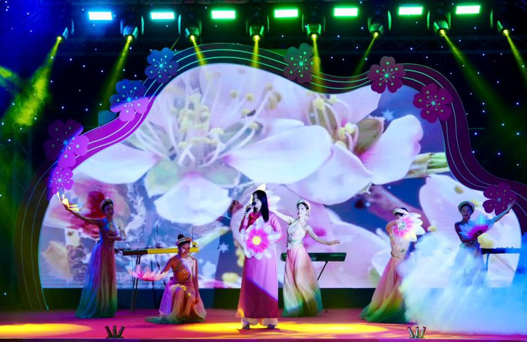 Một tiết mục văn nghệ tôn vinh nghề trồng đào Nhật Tân.