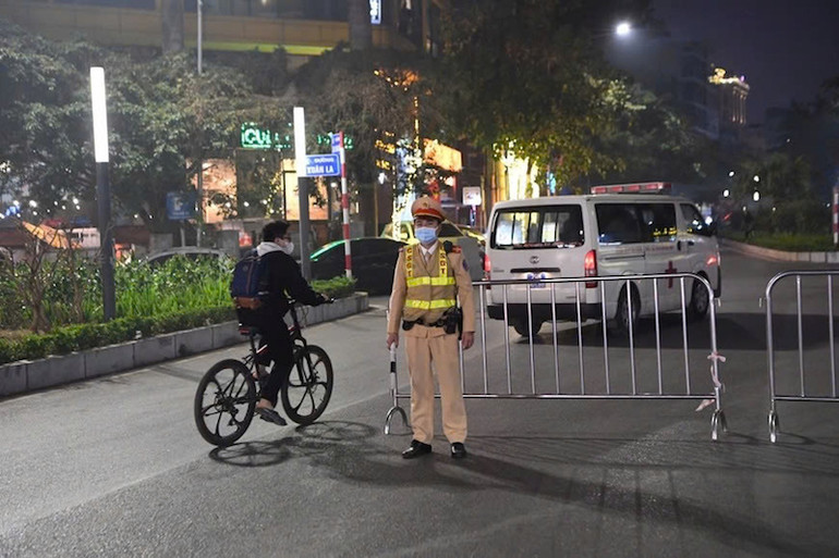 Cảnh sát giao thông hướng dẫn các phương tiện không đi vào khu vực tổ chức lễ hội. Cảnh sát giao thông hướng dẫn các phương tiện không đi vào khu vực tổ chức lễ hội.