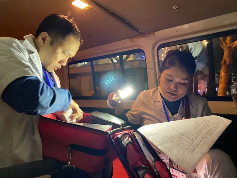 Các nhân viên y tế kiểm tra vật dụng để sẵn sàng chăm sóc sức khỏe cho các khán, thính giả. Các nhân viên y tế kiểm tra vật dụng để sẵn sàng chăm sóc sức khỏe cho các khán, thính giả.