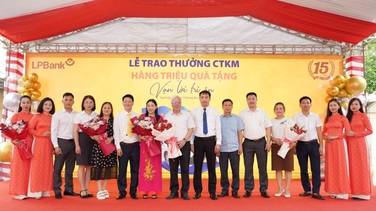 Các đại biểu và khách hàng trúng giải chụp ảnh lưu niệm tại sự kiện