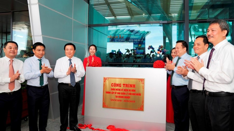 Ủy viên Bộ Chính trị, Chủ tịch Hội đồng Lý luận Trung ương Nguyễn Xuân Thắng và Phó thủ tướng Chính phủ Trần Lưu Quang cùng tham gia gắn biển công trình chào mừng kỷ niệm 5 năm thành lập Ủy ban Quản lý Vốn Nhà nước tại doanh nghiệp.