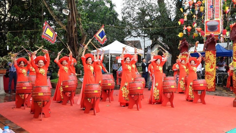 Biểu diễn trống hội trong Lễ hội Bình Đà năm 2023. (Ảnh: Ánh Ngọc) Biểu diễn trống hội trong Lễ hội Bình Đà năm 2023. (Ảnh: Ánh Ngọc)