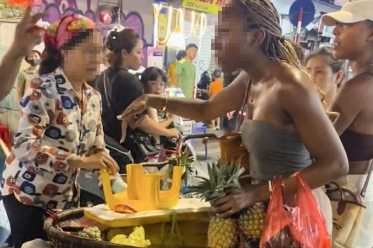 2 du khách nước ngoài bức xúc khi người bán hàng rong bán 3 quả dứa với giá 500.000 đồng.