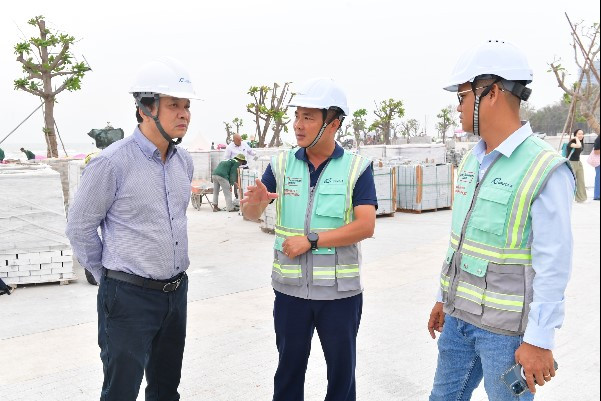 Ông Đoàn Hải Linh, Giám đốc Ban quản lý Dự án Đầu tư xây dựng và Phát triển quỹ đất TP. Vũng Tàu(trái) cùngđại diện Coteccons (nhà thầu đảm nhận Gói thầu số 12) trực tiếp kiểm tra tiến độ thi công tại công trường, đôn đốc các đơn vị bám sát kế hoạch thi công để kịp bàn giao.