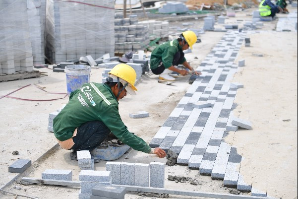 Lát đá granite cho tuyến đường dạo ven biển-một trong những công tác đang được triển khai gấp rút.