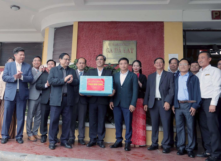 Thủ tướng Phạm Minh Chính trao quà tặng tập thể Ga Đà Lạt. Thủ tướng Phạm Minh Chính trao quà tặng tập thể Ga Đà Lạt.