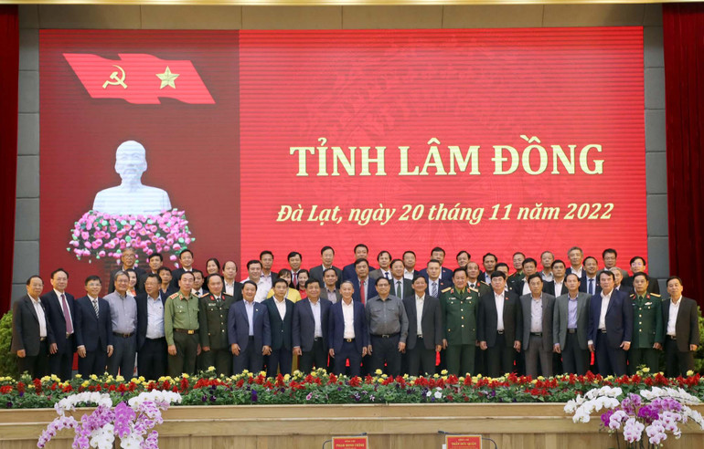 Thủ tướng Phạm Minh Chính và lãnh đạo các bộ ngành chụp ảnh lưu niệm với lãnh đạo tỉnh Lâm Đồng. Thủ tướng Phạm Minh Chính và lãnh đạo các bộ ngành chụp ảnh lưu niệm với lãnh đạo tỉnh Lâm Đồng.