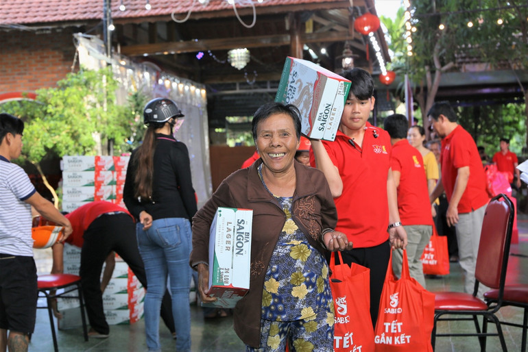 Người lao động nhận quà từ chương trình Tết gắn kết năm 2021