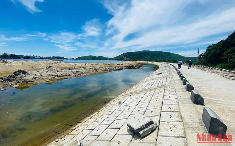 Công trình khắc phục khẩn cấp chống sạt lở đê Phổ Minh, thị xã Đức Phổ đang khẩn trương hoàn thành.