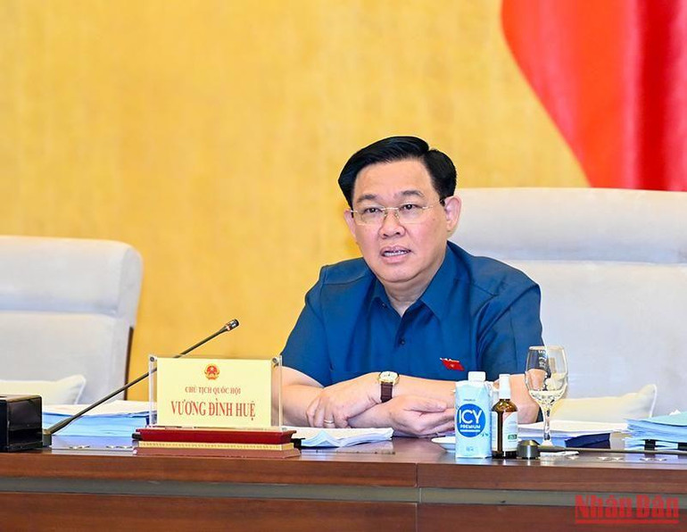 Chủ tịch Quốc hội Vương Đình Huệ phát biểu ý kiến tại buổi làm việc.