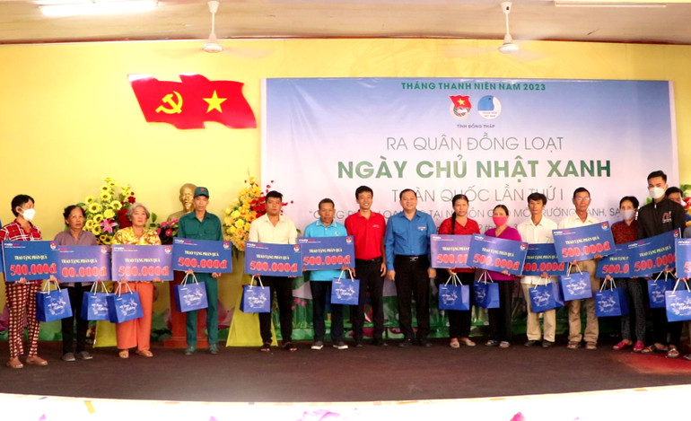 Bí thư Tỉnh đoàn Đồng Tháp Huỳnh Minh Thức trao tặng quà cho gia đình có hoàn cảnh khó khăn trên địa bàn huyện Cao Lãnh.