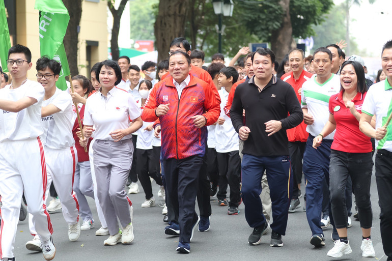 Lãnh đạo Bộ Văn hóa, Thể thao và Du lịch cùng các đại biểu tham gia chạy phát động Ngày chạy Olympic. (Ảnh: Ban Tổ chức)