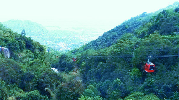 Cáp treo xuyên hẻm núi Cấm.