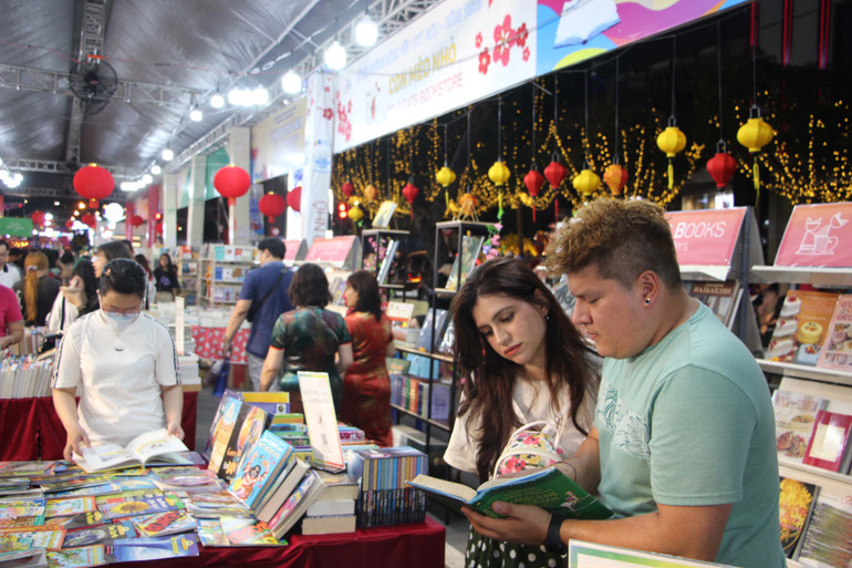 Du khách nước người tham quan Đường sách Tết trong đêm giao thừa.