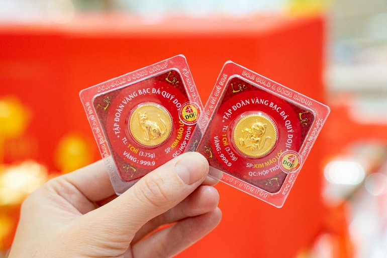 Hình tượng Kim Mão tượng trưng cho sự cát tường giúp đem lại vận may, thu hút vượng khí, chiêu tài đón lộc cho gia chủ. Sản phẩm hứa hẹn sẽ tạo nên cơn sốt trên thị trường bởi chất lượng vượt trội, chế tác tinh xảo, nhỏ gọn dễ dàng tích trữ, đầu tư và không lo mất giá. (Ảnh: DOJI) Hình tượng Kim Mão tượng trưng cho sự cát tường giúp đem lại vận may, thu hút vượng khí, chiêu tài đón lộc cho gia chủ. Sản phẩm hứa hẹn sẽ tạo nên cơn sốt trên thị trường bởi chất lượng vượt trội, chế tác tinh xảo, nhỏ gọn dễ dàng tích trữ, đầu tư và không lo mất giá. (Ảnh: DOJI)