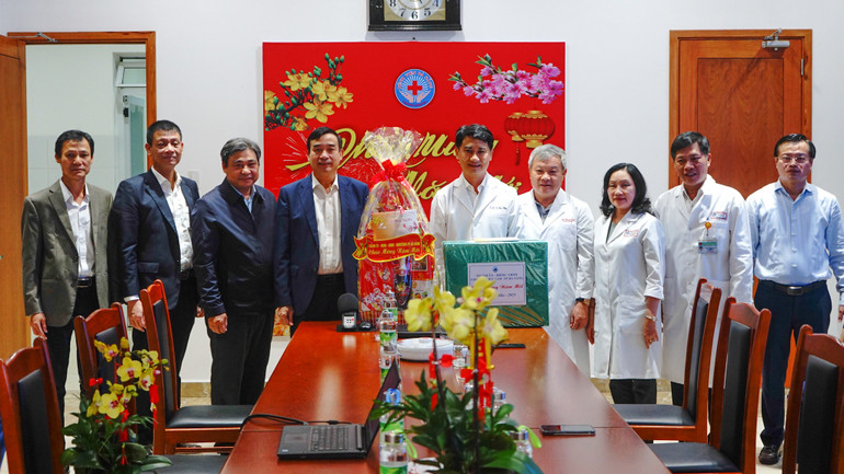 Lãnh đạo thành phố Đà Nẵng thăm, tặng quà các đơn vị làm việc trong đêm giao thừa.