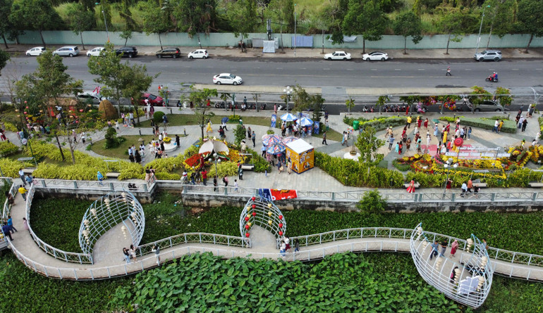 Một góc đường hoa Tết Quý mão Cần Thơ nhìn từ trên cao. Một góc đường hoa Tết Quý mão Cần Thơ nhìn từ trên cao.