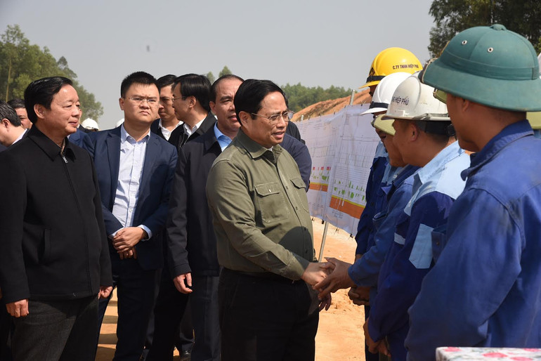 Cùng đi với Thủ tướng có Phó Thủ tướng Trần Hồng Hà.