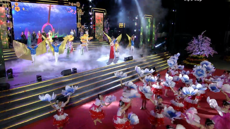 Biểu diễn văn nghệ chào năm mới ở công viên Lưu Hữu Phước, quận Ninh Kiều, thành phố Cần Thơ. Biểu diễn văn nghệ chào năm mới ở công viên Lưu Hữu Phước, quận Ninh Kiều, thành phố Cần Thơ.