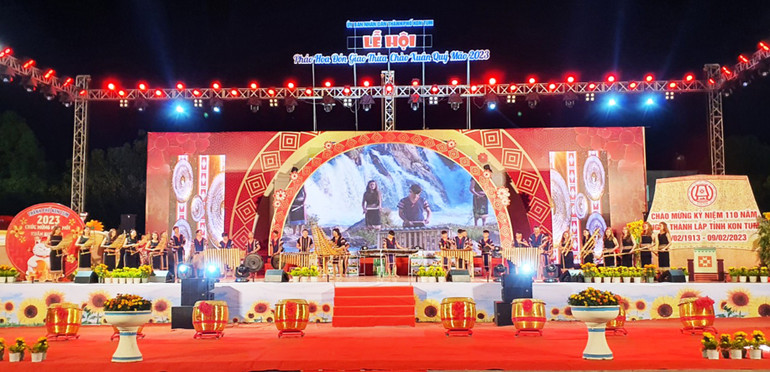 Các nghệ sĩ biểu diễn tiết mục Hòa tấu nhạc cụ dân tộc Tây Nguyên “Lắng nghe Làng Hồ kể”.