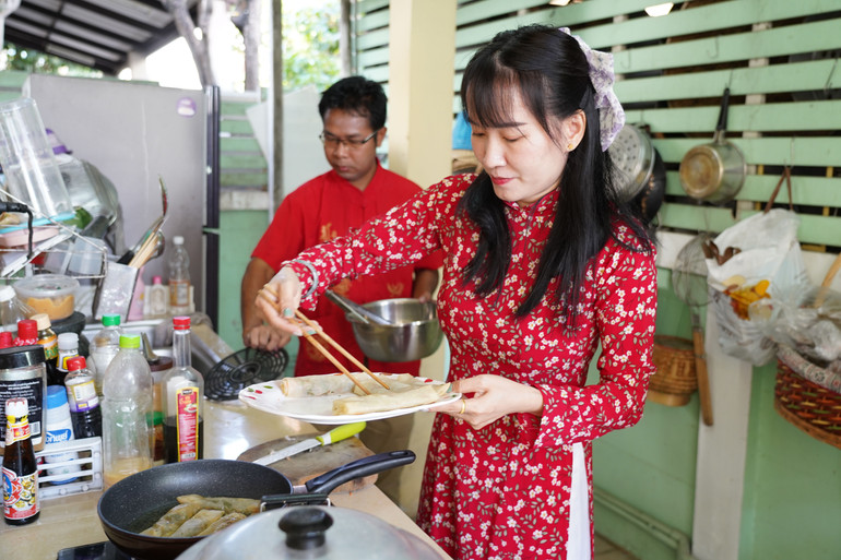 Chị Vinh và chồng nấu nướng chuẩn bị cho mâm cỗ Tất niên.