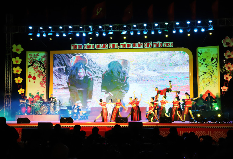 Một tiết mục trong chương trình nghệ thuật “Mừng Đảng quang vinh, mừng Xuân Quý Mão 2023” trong đêm Giao thừa ở thành phố Buôn Ma Thuột.