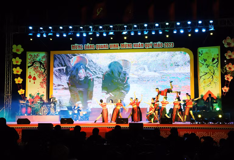 Một tiết mục trong chương trình nghệ thuật “Mừng Đảng quang vinh, mừng Xuân Quý Mão 2023” trong đêm Giao thừa ở thành phố Buôn Ma Thuột.