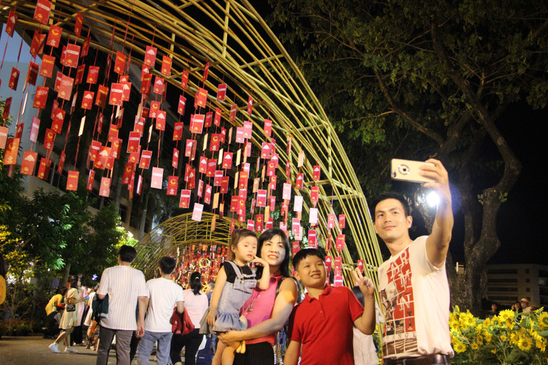 Gia đình anh Nguyễn Xuân Hoàng ghi lại khoảnh khắc đêm giao thừa tại khu vui chơi ở Phú Mỹ Hưng (quận 7).