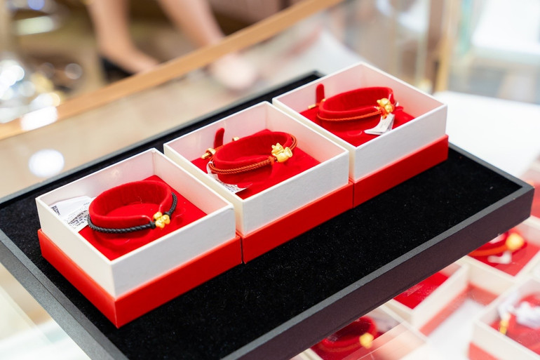 Nhờ ứng dụng công nghệ sản xuất ưu việt, những món trang sức vàng, charm vàng 24K của DOJI có thiết kế sống động và ấn tượng hơn, mang lại làn gió mới trong việc chế tác trên chất liệu vàng truyền thống. Đây chắc chắn sẽ là món phụ kiện giúp phái nữ khoe nét đẹp rạng ngời trong những dịp du xuân. (Ảnh: DOJI) Nhờ ứng dụng công nghệ sản xuất ưu việt, những món trang sức vàng, charm vàng 24K của DOJI có thiết kế sống động và ấn tượng hơn, mang lại làn gió mới trong việc chế tác trên chất liệu vàng truyền thống. Đây chắc chắn sẽ là món phụ kiện giúp phái nữ khoe nét đẹp rạng ngời trong những dịp du xuân. (Ảnh: DOJI)