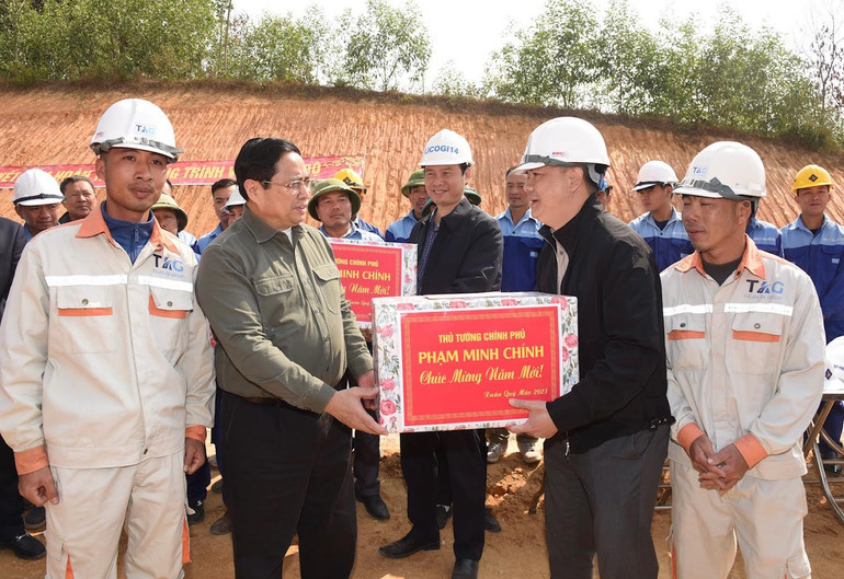 Thủ tướng thăm hỏi, tặng quà động viên các kỹ sư, công nhân đang thi công trên công trường.