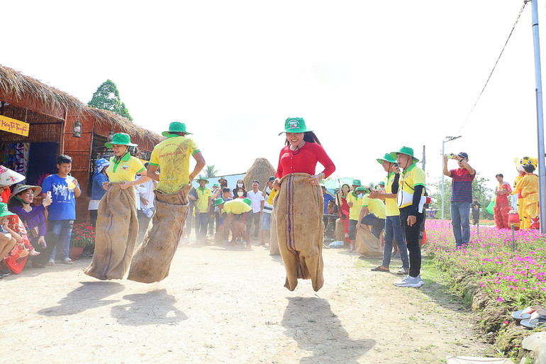 Nhảy bao bố, trò chơi dân gian thu hút du khách tham gia tại phố Ông Lang. Nhảy bao bố, trò chơi dân gian thu hút du khách tham gia tại phố Ông Lang.