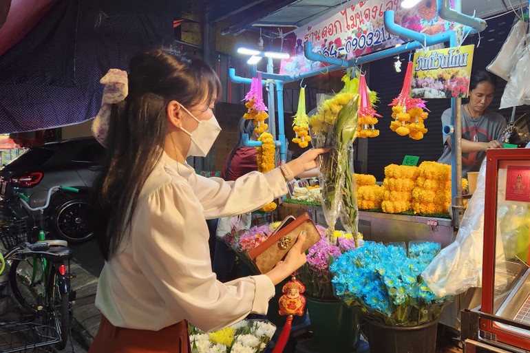 Chị Vinh tranh thủ đi sắm Tết sau giờ làm.