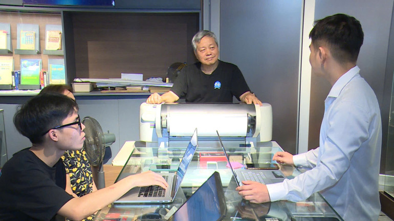 Tiến sĩ Nguyễn Chí Công trò chuyện cùng sinh viên ngành công nghệ thông tin khi các em đến tham quan bảo tàng.