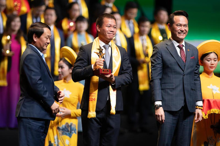 Ông Trần Vũ Quang, Phó Tổng giám đốc Tổng công ty Đầu tư Phát triển Hạ tầng Đô thị UDIC đại diện doanh nghiệp nhận Cup Sao vàng đất Việt 2024. Ông Trần Vũ Quang, Phó Tổng giám đốc Tổng công ty Đầu tư Phát triển Hạ tầng Đô thị UDIC đại diện doanh nghiệp nhận Cup Sao vàng đất Việt 2024.