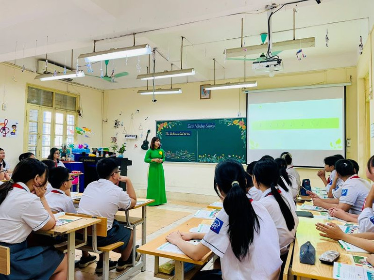 Các em học sinh hứng thú hơn trong giờ học âm nhạc của cô giáo Lộc Thị Liên.